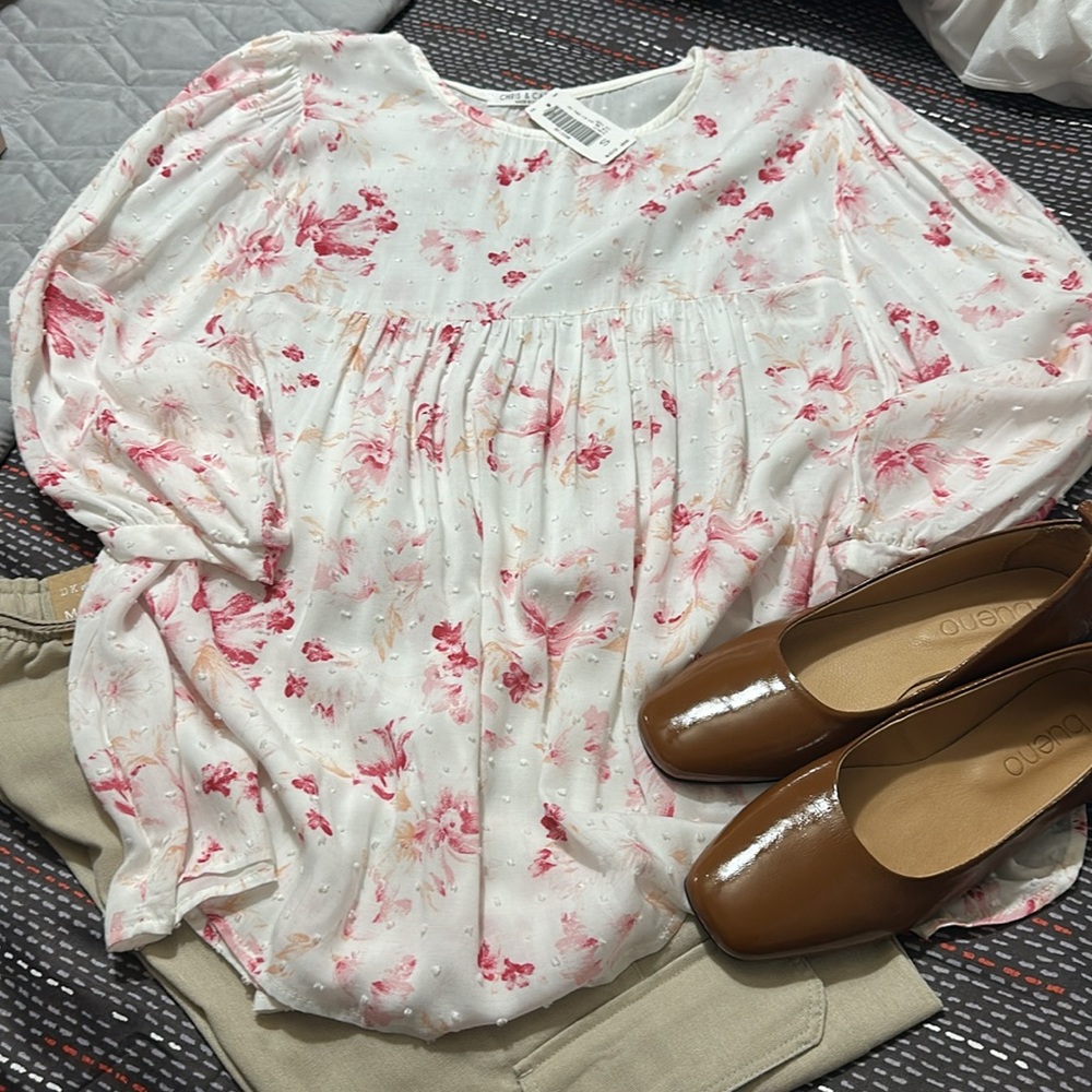 Sz M⭐️NWT Chris & Carol Oversized Ivory/Pink Flowy Bubble Sleeve Top. PTP 22”